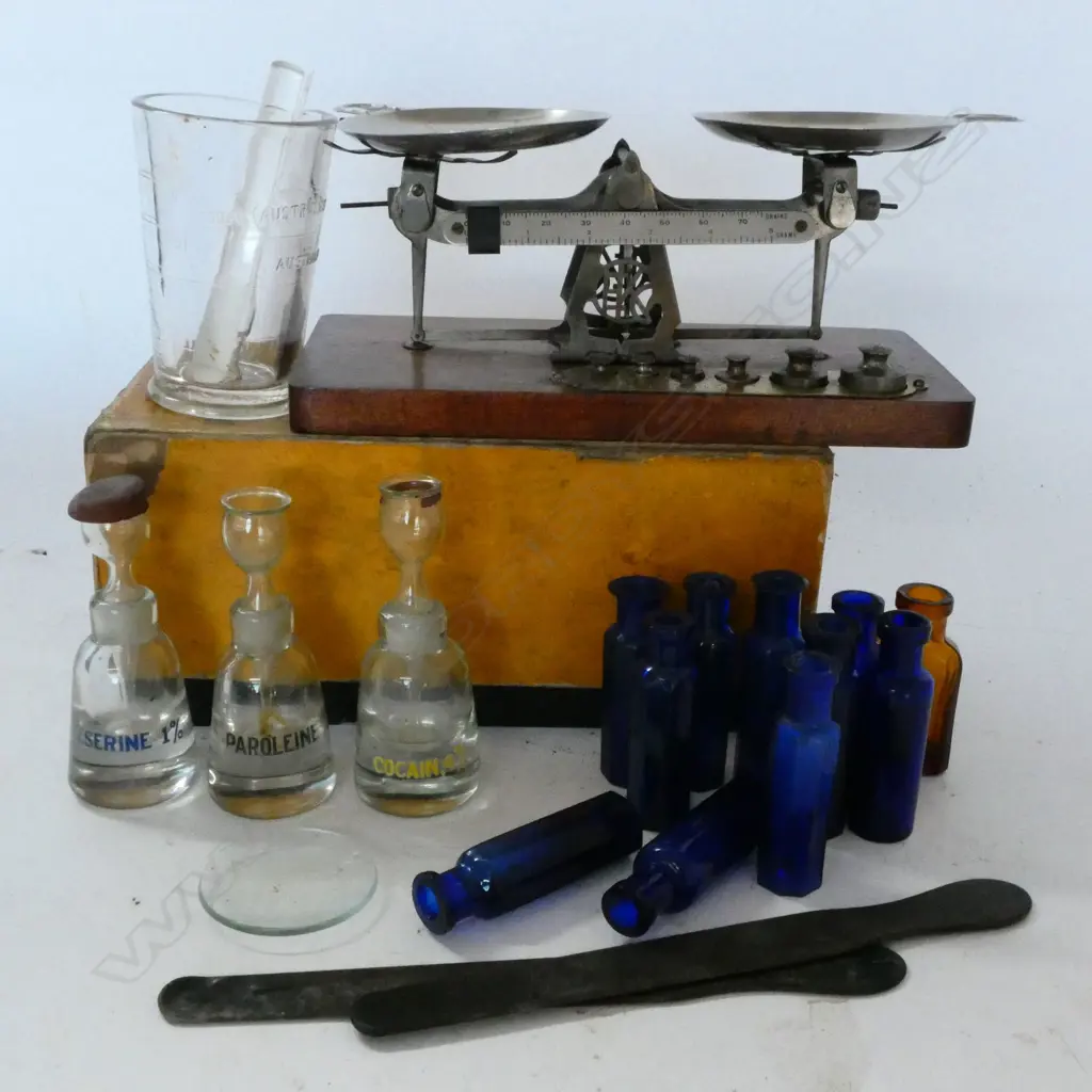 KODAK STUDIO SCALES AND SELECTION OF CHEMIST'S BOTTLES INCL PIPETTE BOTTLES Image 1++